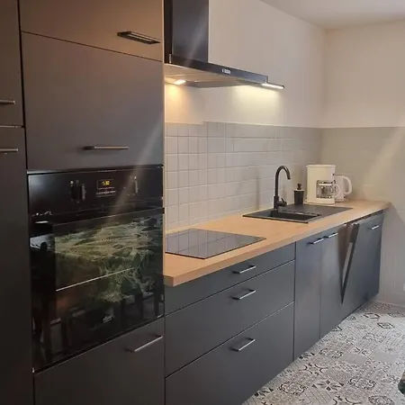 Le Petit Broche, Spacious, Sleeps 6 Apartment