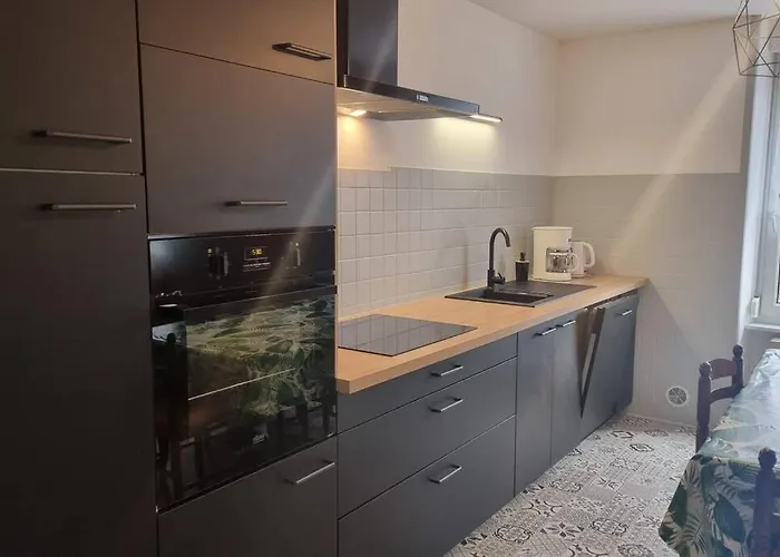 Le Petit Broche, Spacious, Sleeps 6 Apartment